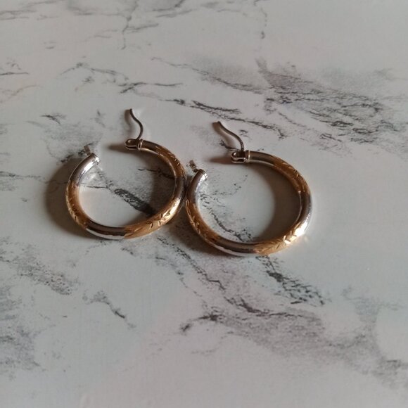 585 (14k) Two-tone White and Yellow Gold Diamond Cut Hoop Earrings Vtg Estate - Picture 7 of 11